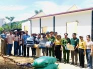 Xã Nghĩa Đàn trao quà hỗ trợ đồng bào vùng lũ xã Tam Quang